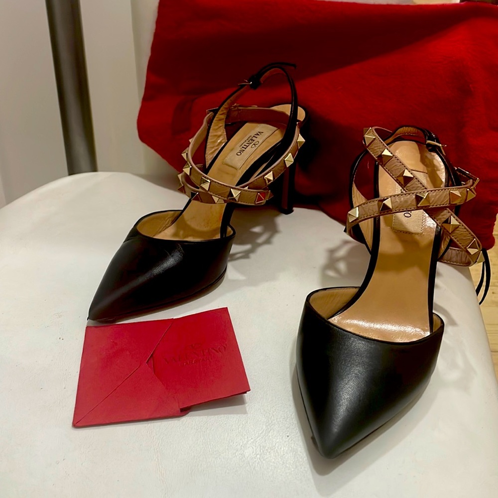 Designer Valentino Garavani Black Rock-stud Gold ankle strap, Size 6.5 like New